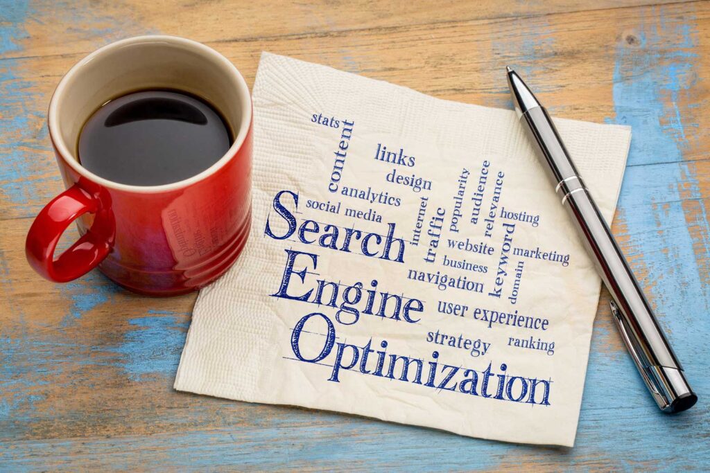 Kaffeetasse mit Serviette mit Schrift Search Engine Optimization